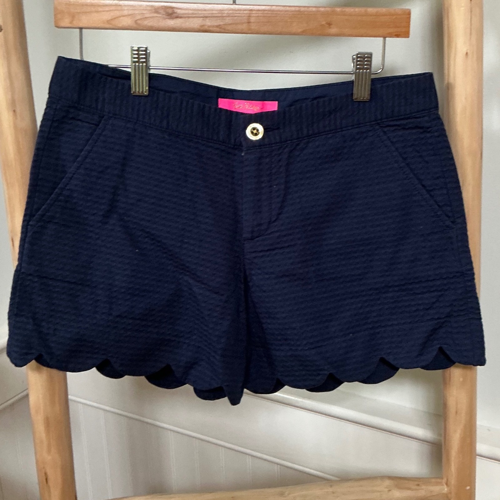 Lilly Pulitzer Navy Blue Seersucker Scalloped Hem Shorts Womens 2 29192
